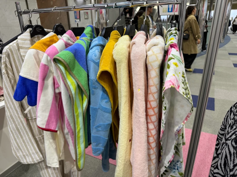 店頭に並ぶ色とりどりの商品